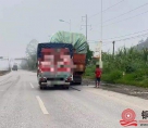 北流一路坑路段绿牌货车追尾前车致变形