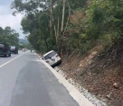 近日，北流二级路一辆面包车冲卡路边沟。车身有受损！