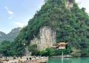 美女打卡龙潭公园
