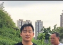 事发北流某公园，一儿童在湖水中挣扎，谢承伟纵身入水...