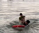 一少年掉进北流某公园水域里男子下去施救......