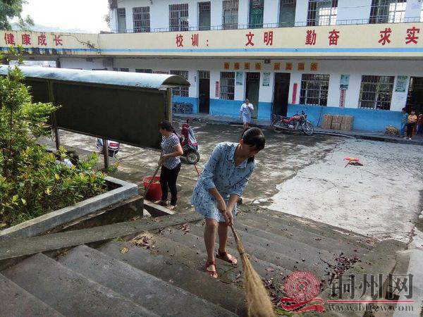 老师们在认真搞卫生.jpg