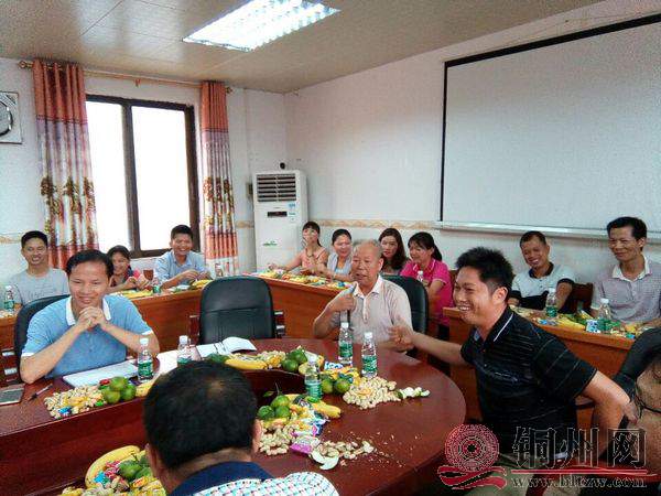 六靖文体协会秘书长李文真在积极发言.jpg