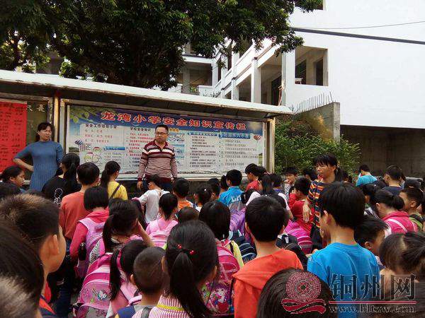 晚学集队时，该校的冼校长还不忘对学生进行安全教育.jpg