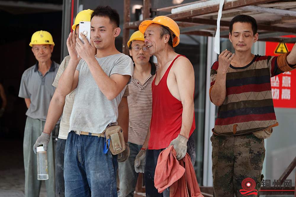 街拍镜头里的劳动者：平凡亦有光芒
