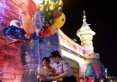 近日，广西壮族自治区北流市公安局宣传小分队走进辖区游乐场，向市民科普禁毒反诈知识
