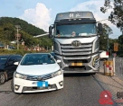 北流清水口白色北宝路段一小车和大车碰撞车门变形