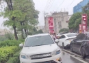5月17日，北流在道路内通道小货车和suv互不相让。
