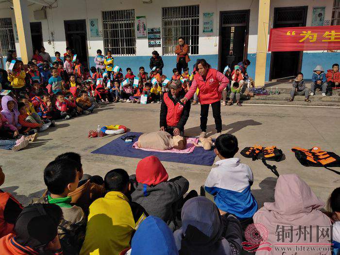 培训老师在向师生们讲解心肺复苏知识并模拟实践操作.jpg