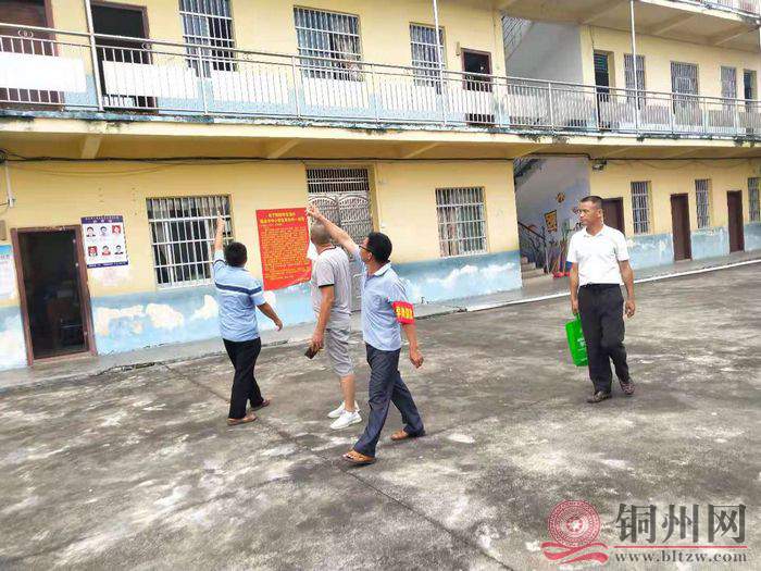 图为北流教育局安全检查组深入到六靖龙湾小学进行安全检查.jpg