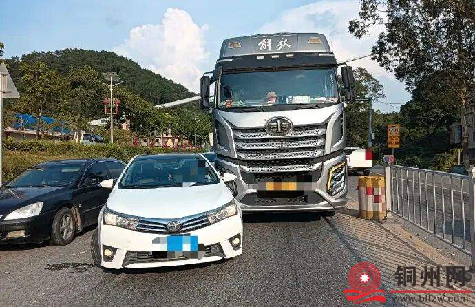 北流清水口白色北宝路段一小车和大车碰撞车门变形